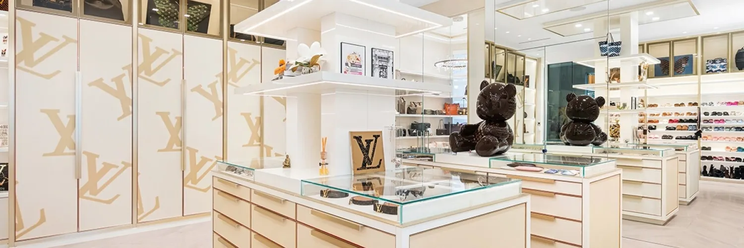 Luxo e Exclusividade: Residência com Closet de Grife é Destaque no Mercado Premium